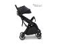Zwarte kinderwagen met kap en wielen, met de tekst 'sample picture'.