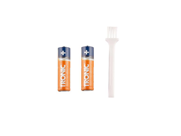 Twee batterijen en een witte reinigingsborstel op een witte achtergrond.