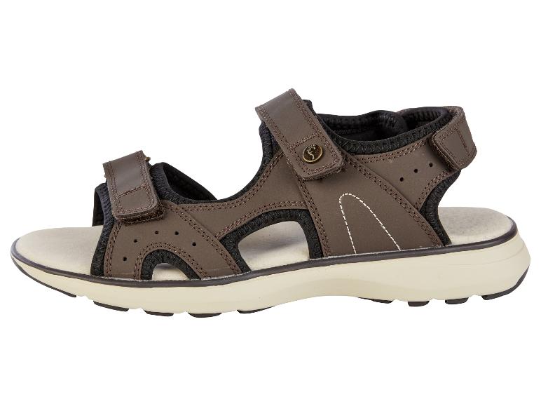 Bruine sandalen met verstelbare bandjes.