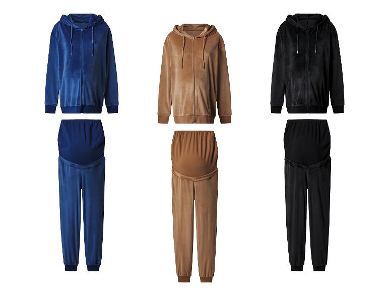 Drie fluwelen zwangerschapstrainingspakken in blauw, bruin en zwart.