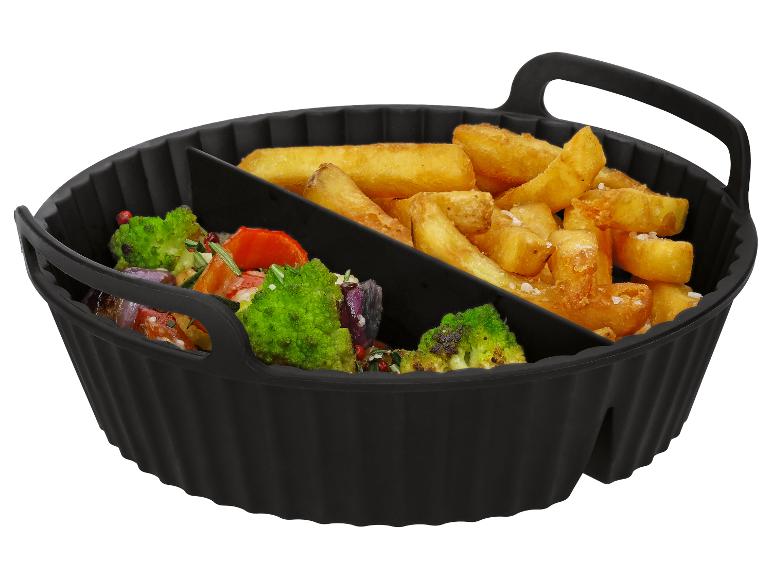 Friet en geroosterde groenten in een zwarte siliconen bak met verdeler.