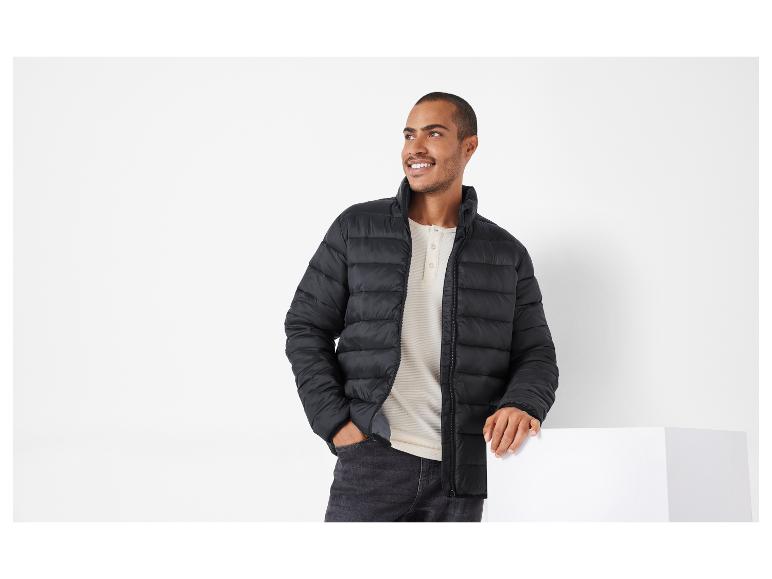 Man draagt een zwarte gewatteerde jas.