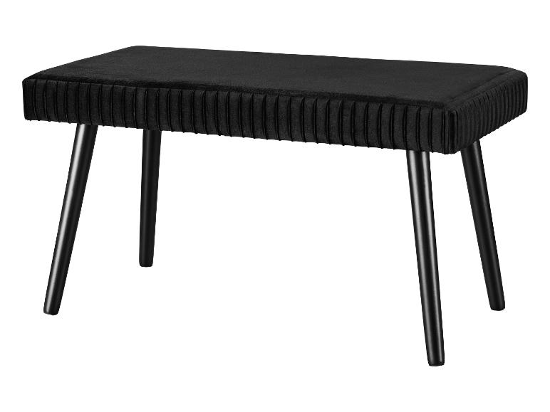 Een zwarte fluwelen bank met zwarte poten.