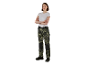 Vrouw in wit t-shirt en Parkside camouflage werkkleding.