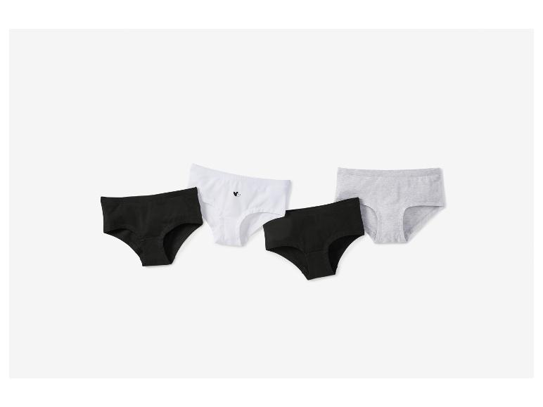 Vier slips in zwart, wit en grijs, met een klein hartlogo op de witte.