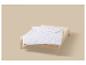 Wit gewatteerd dekbed op een beige matras in een houten bed.