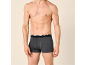 Shirtloze man draagt donkergrijze boxershorts met een zwarte tailleband