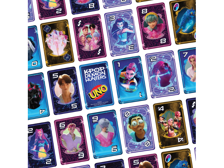 Thematische speelkaarten met anime-personages en de tekst K-Pop Demon Hunters.