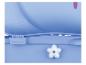 Close-up van een blauw babybadzitje met een witte stervormige knop en pijlen.