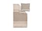 Beige beddengoed met geometrisch patroon en kussen.