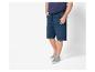 Jeans shorts en sneakers voor heren.