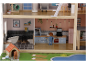 Houten poppenhuis met meubels, inclusief badkamer, keuken en zwembad.
