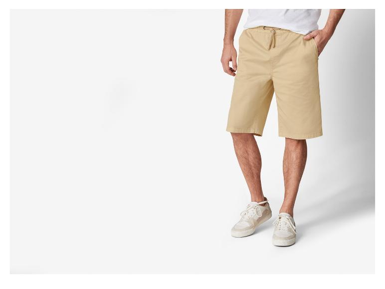 Beige shorts en sneakers voor heren.