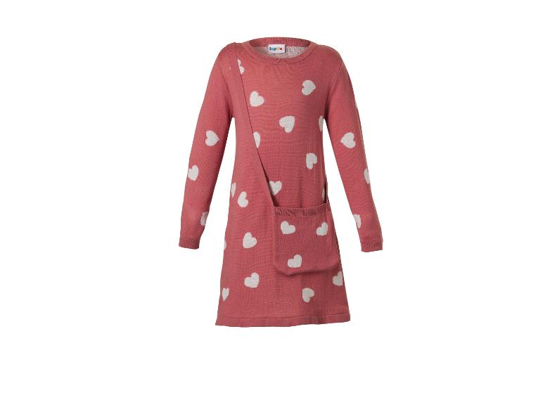 Kindergebreide jurk in roze met witte harten en zak.