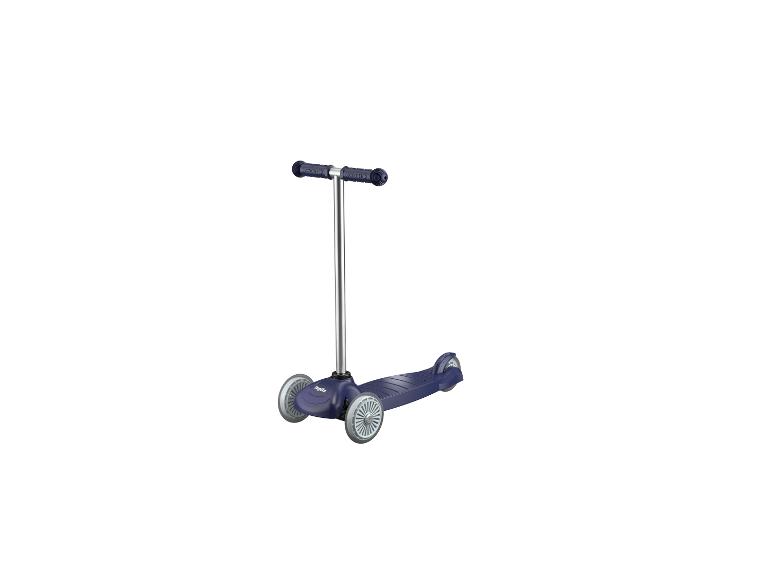 Blauwe driewielige scooter met zilveren stuur