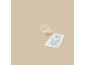 Een witte draadstoel en een patroonkleed met lichtblauw dessin op een beige achtergrond.