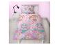 Roze kinderbeddengoed met honden- en bloementhema's, op een wit bed met een lamp.