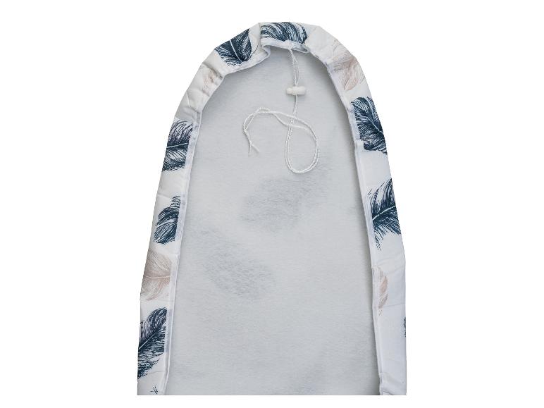 Strijkplankhoes met verenpatroon.