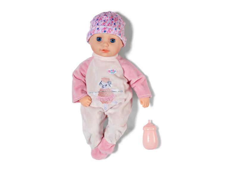 BABY born pop in roze pyjama met zuigfles.