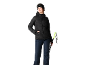 Vrouw in zwarte ski-jas, donkerblauwe broek en skibril, met skistokken.