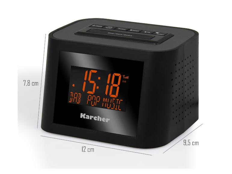 Zwarte digitale wekkerradio met oranje display dat 15:18 en 'DAB POP MUSIC' toont, met afmetingen.