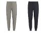 Twee heren joggingbroeken: één beige met zakken, de andere donkerblauw