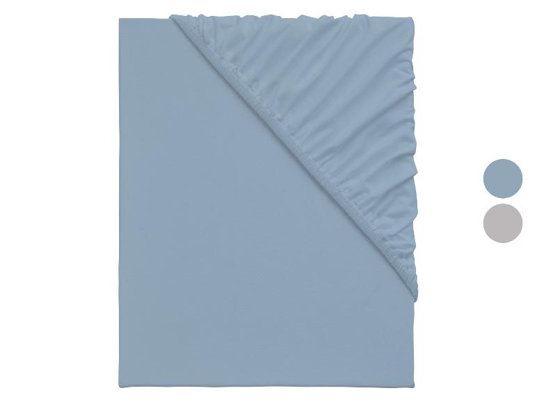 Lichtblauw hoeslaken met blauwe en grijze kleurstaaltjes.