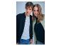 Man en vrouw poseren, gekleed in jassen met rits en T-shirts met de tekst 'STRENESSE BLUE'.