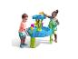 Twee kinderen spelen met een watertafel met speelgoed en een waterval.