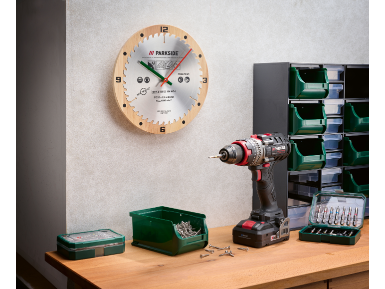 Parkside accuboormachine en zaagbladklok in een werkplaatsomgeving.