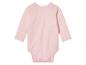 Een roze babypakje met lange mouwen.