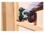 Draadloos multifunctioneel gereedschap met accu snijdt hout.