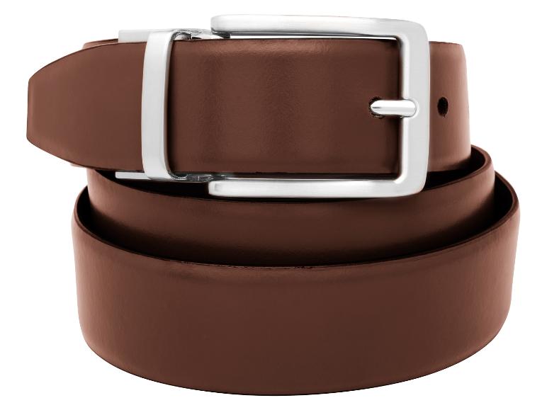 Een bruine leren riem met een zilveren gesp is opgerold.