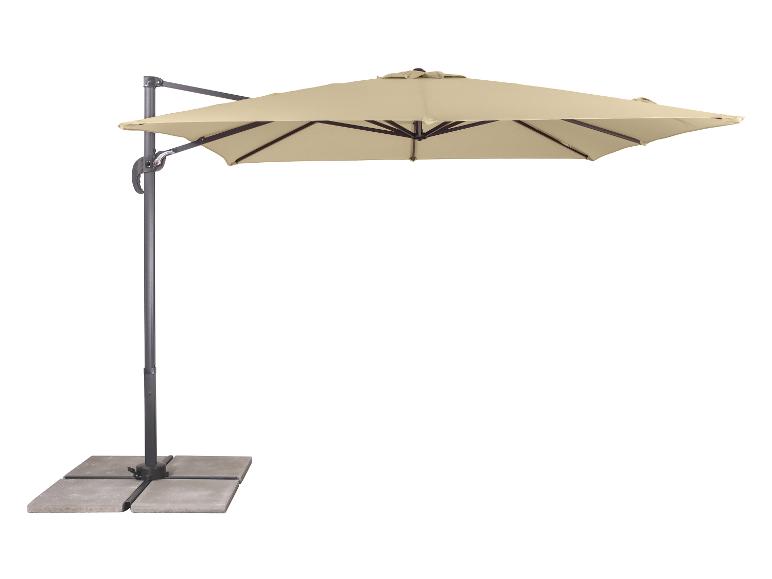 Beige zweefparasol met betonnen tegelvoet