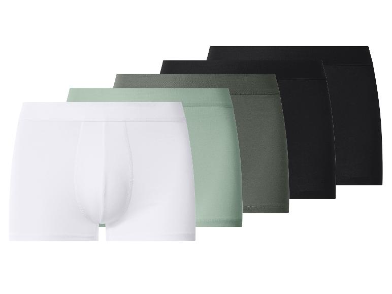 Vijf paar herenboxershorts in wit, lichtgroen, donkergroen en zwart.