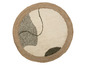 Rond vloerkleed met jute rand en abstract dessin in beige en groen.