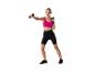 Vrouw traint met dumbbells.