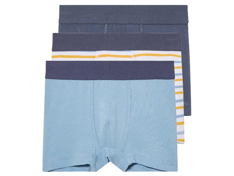 Drie paar boxershorts in blauwe en gestreepte kleuren.