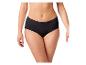 Vrouw in zwarte katoenen slip met kanten details.