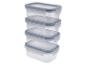 Set van vier gestapelde transparante plastic voedselcontainers met blauwe deksels en sluitclips.