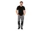 Man in zwart T-shirt en grijze werkbroek met zwarte details.