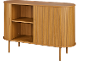 Licht houten dressoir met geribbelde schuifdeuren en interne planken.