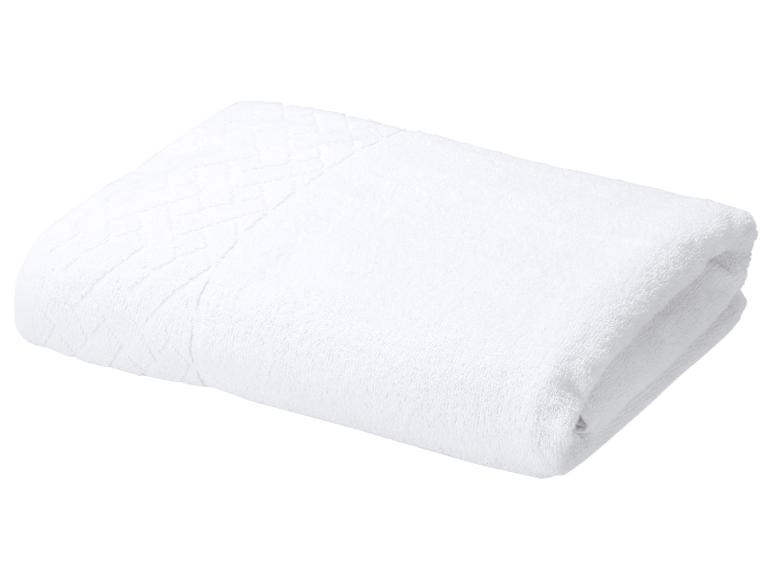 Gevouwen witte handdoek met een decoratief patroon