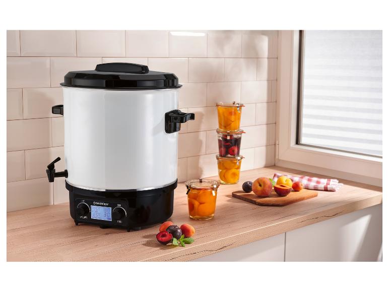Elektrische weckketel met digitaal display, fruit in potten en vers fruit in een keuken.