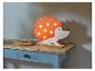 Houten egellamp met LED-verlichting op een houten tafeltje.