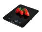 Zwarte keukenweegschaal met vier aardbeien, die 40 g aangeeft.