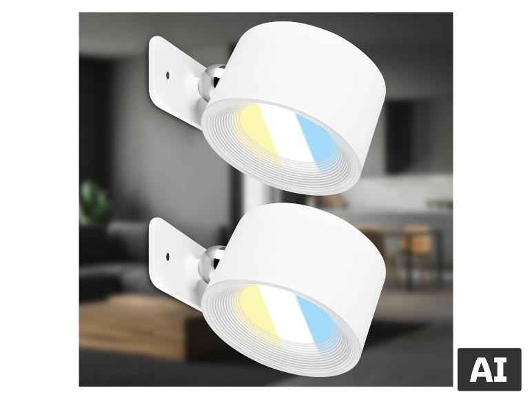 Twee witte wandspots met geel en blauw licht, in een wazig interieur.