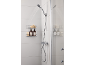 Moderne douche met stromend water, een doucheplank met twee flessen en sponzen.