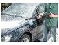 Man wast auto met hogedrukreiniger en schuimsproeier.