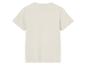 Een beige t-shirt, van achteren gezien.